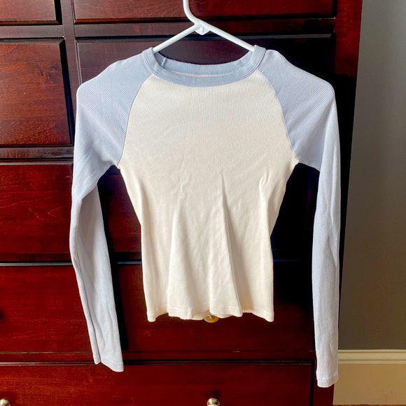Brandy Melville, long, sleeved, raglan tee Fitted, ribbed. JR M 100% cotton EUC - Picture 1 of 3